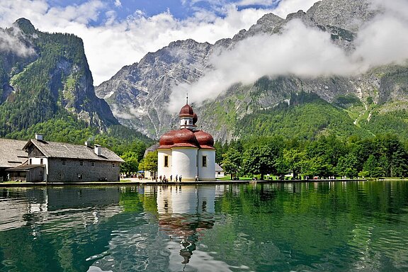 Die Watzmann-Ostwand und die weltberühmte Wallfahrtskirche St. Bartholomä am Ufer des Königssees im Nationalpark Berchtesgaden. Die Watzmann-Ostwand und die weltberühmte Wallfahrtskirche St. Bartholomä am Ufer des Königssees im Nationalpark Berchtesgaden.